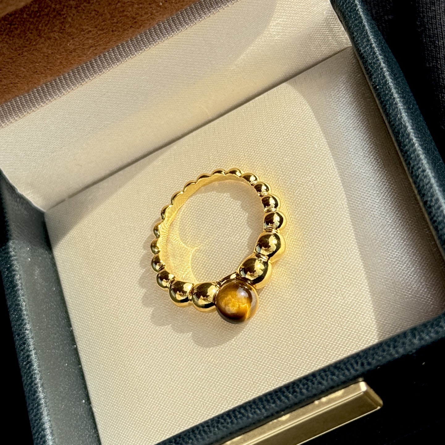  
A5535 👑 梵家 今年流行的渐变色 大牌明星同款 虎眼石 珠珠💍 戒指 新品出不停～ 通体925