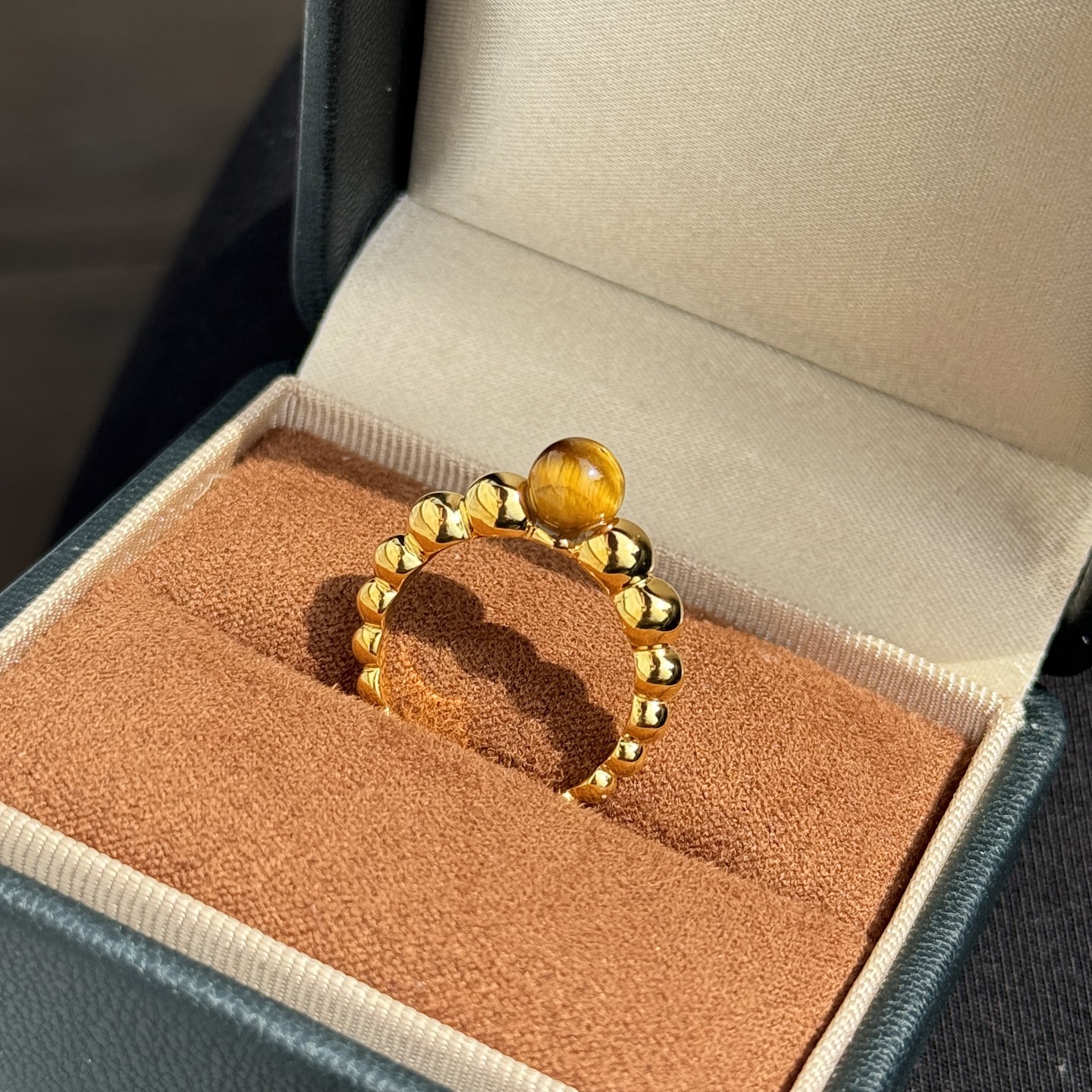  
A5535 👑 梵家 今年流行的渐变色 大牌明星同款 虎眼石 珠珠💍 戒指 新品出不停～ 通体925