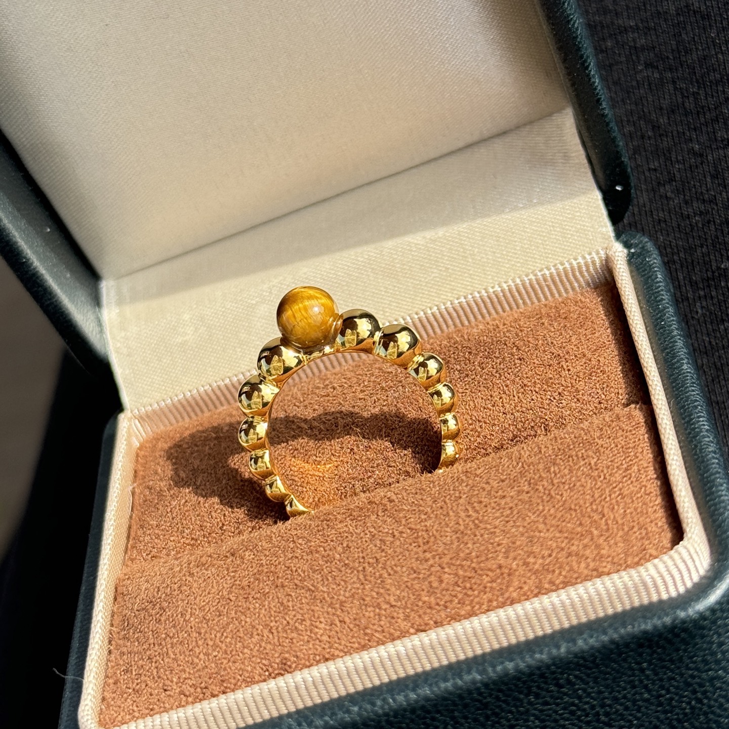  
A5535 👑 梵家 今年流行的渐变色 大牌明星同款 虎眼石 珠珠💍 戒指 新品出不停～ 通体925