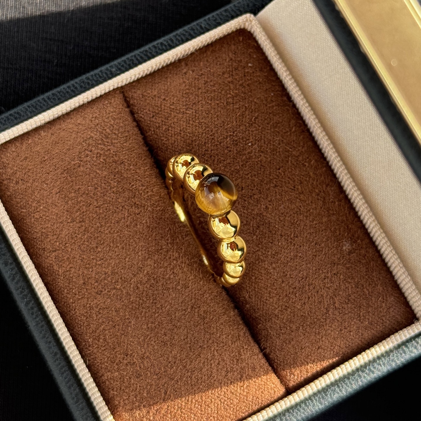  
A5535 👑 梵家 今年流行的渐变色 大牌明星同款 虎眼石 珠珠💍 戒指 新品出不停～ 通体925