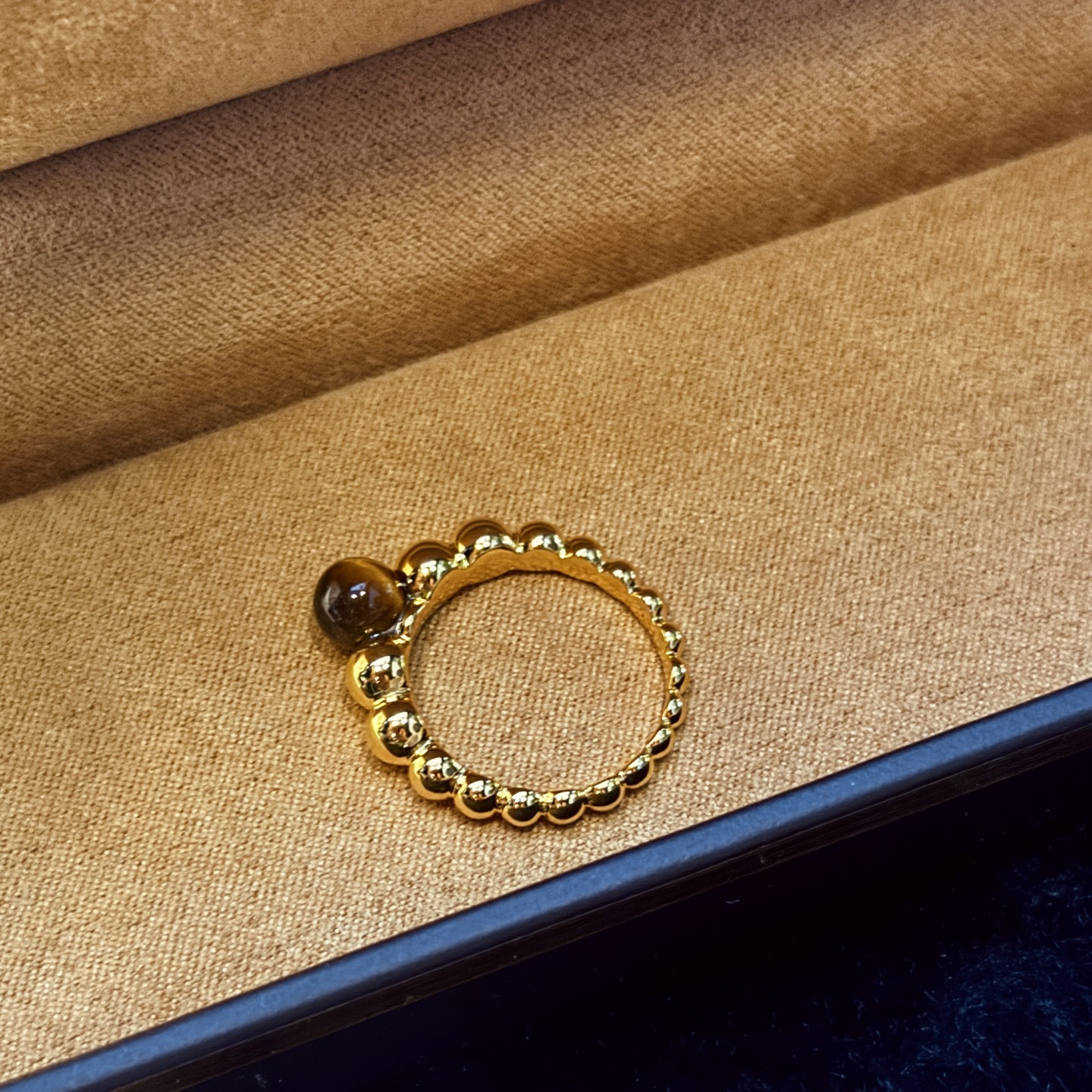  
A5535 👑 梵家 今年流行的渐变色 大牌明星同款 虎眼石 珠珠💍 戒指 新品出不停～ 通体925