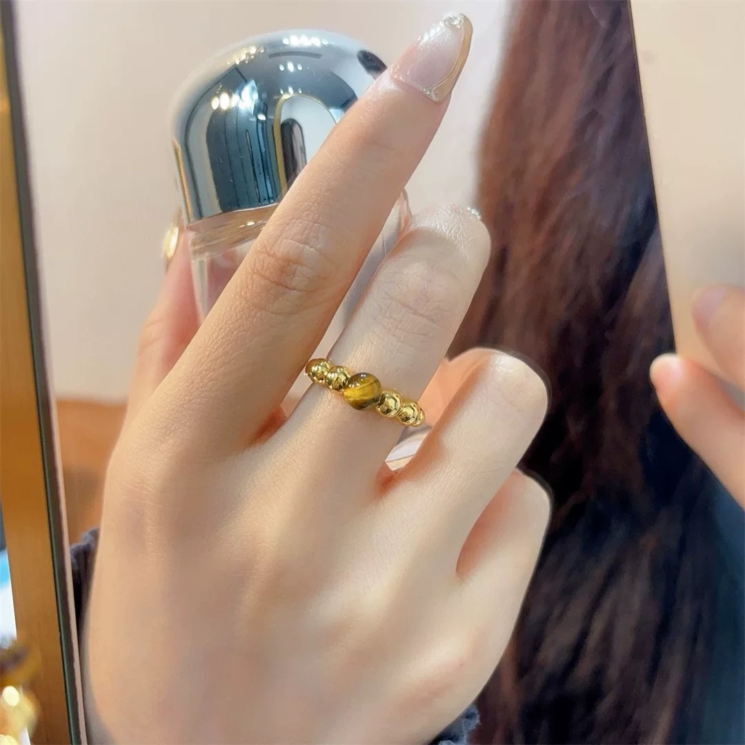  
A5535 👑 梵家 今年流行的渐变色 大牌明星同款 虎眼石 珠珠💍 戒指 新品出不停～ 通体925