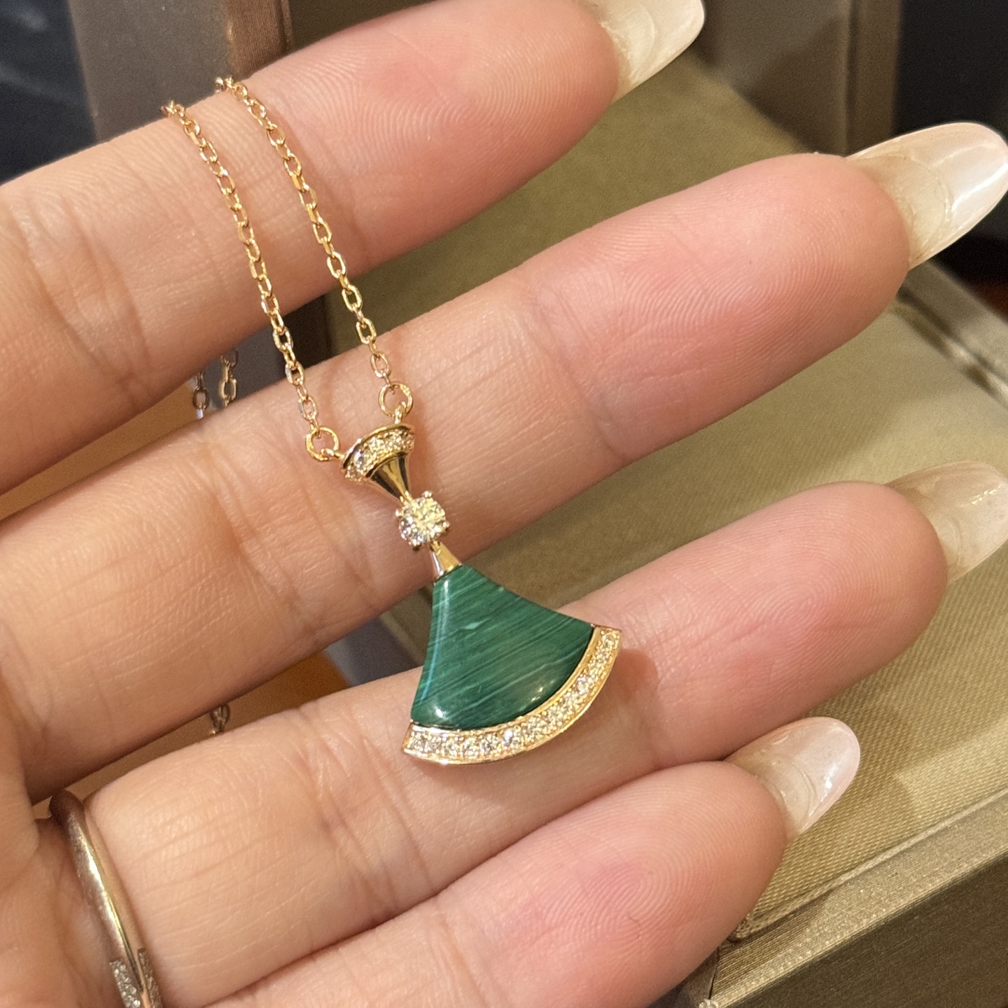 👑Bv家 Diva系列 扇形 孔雀石 祖母绿 裙子 带钻项链 
🌈高端定制 进口精镶工艺  玫瑰金 项链