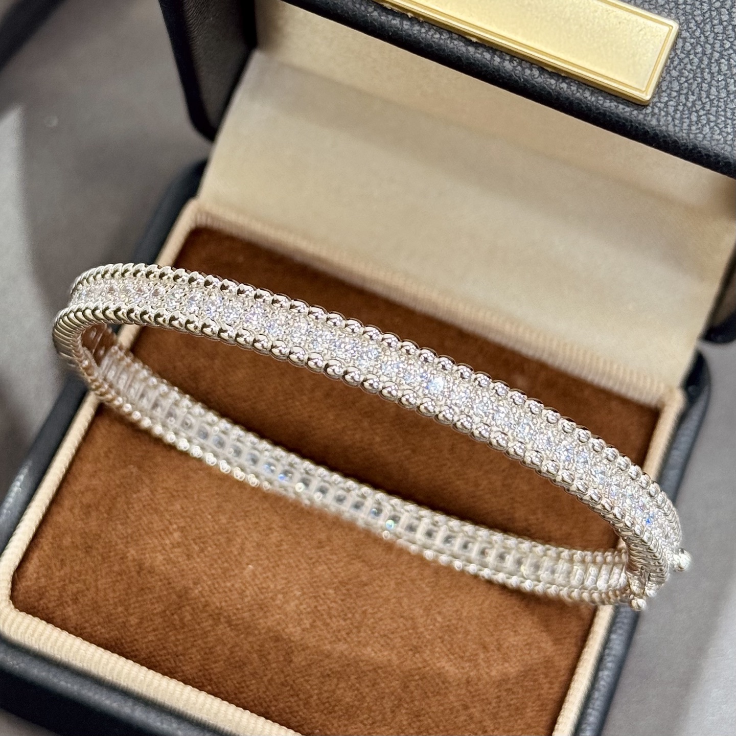 NO:105539,Fanjia, a narrow version of the bead-edged diamond bracelet, a super surprise, beautiful and suffocating. Selected imported materials from Germany, electroplated thick gold, essential items for human hand, platinum, rose gold, electroplated thick gold, button upgrade, bracelet, jewelry quality, bracelet19860909梵家 珠边满钻窄版手镯 超惊喜的一款 美到窒息简直 精选德国进口材质电镀厚金 人手必备单品 铂金 玫瑰金 电镀厚金 扣子升级 手镯,饰品精品,bracelet,Jewelry