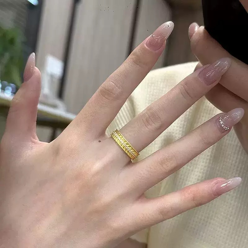 
A5572 👄独立设计师款 单排钻 菱格 拉丝 磨砂戒指 手工手抛 完全无死角 市面最高版本 超级无敌