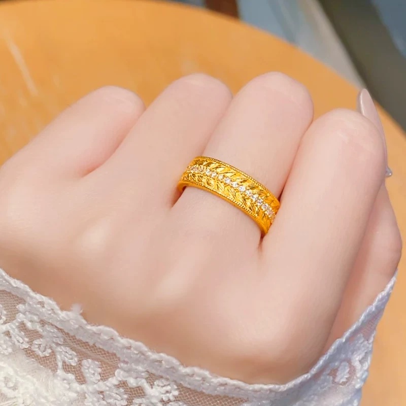 
A5572 👄独立设计师款 单排钻 菱格 拉丝 磨砂戒指 手工手抛 完全无死角 市面最高版本 超级无敌