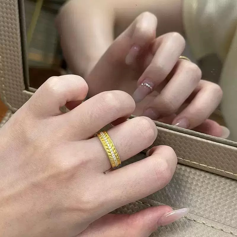 
A5572 👄独立设计师款 单排钻 菱格 拉丝 磨砂戒指 手工手抛 完全无死角 市面最高版本 超级无敌