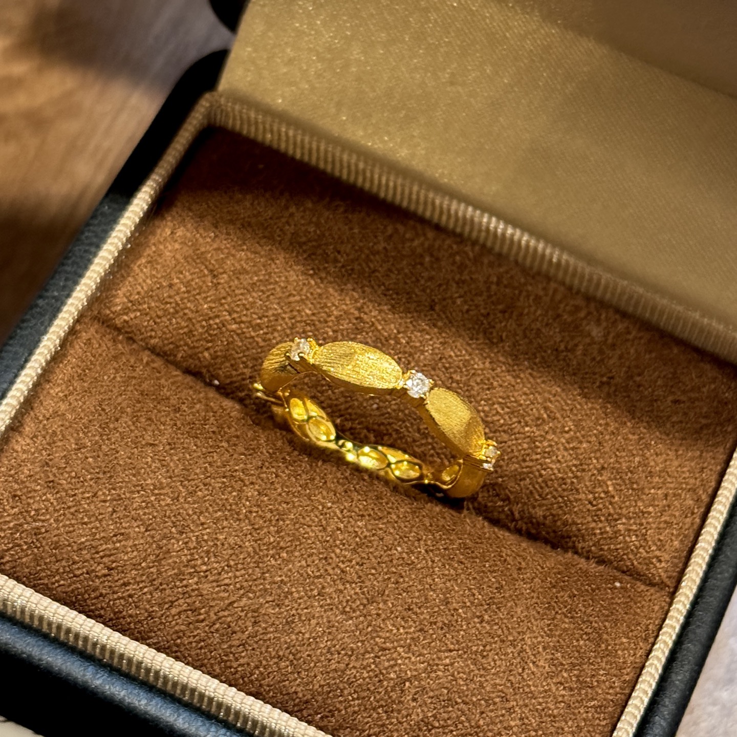 A5473 👑爆款 经典 简约 💎 单钻 拉丝 戒指💍 做的细腻拉丝，有绸缎的光泽感。 叠戴效果 yyd