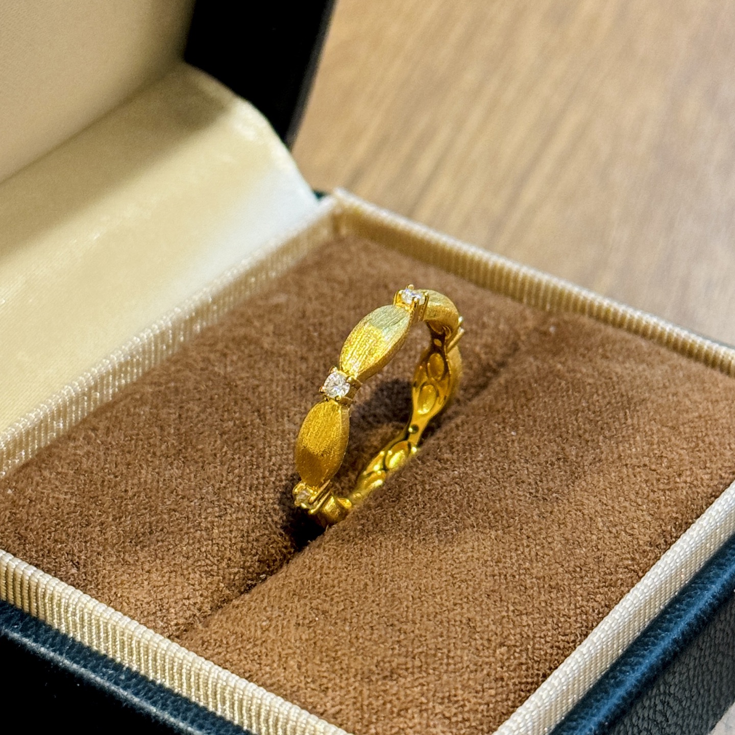 A5473 👑爆款 经典 简约 💎 单钻 拉丝 戒指💍 做的细腻拉丝，有绸缎的光泽感。 叠戴效果 yyd