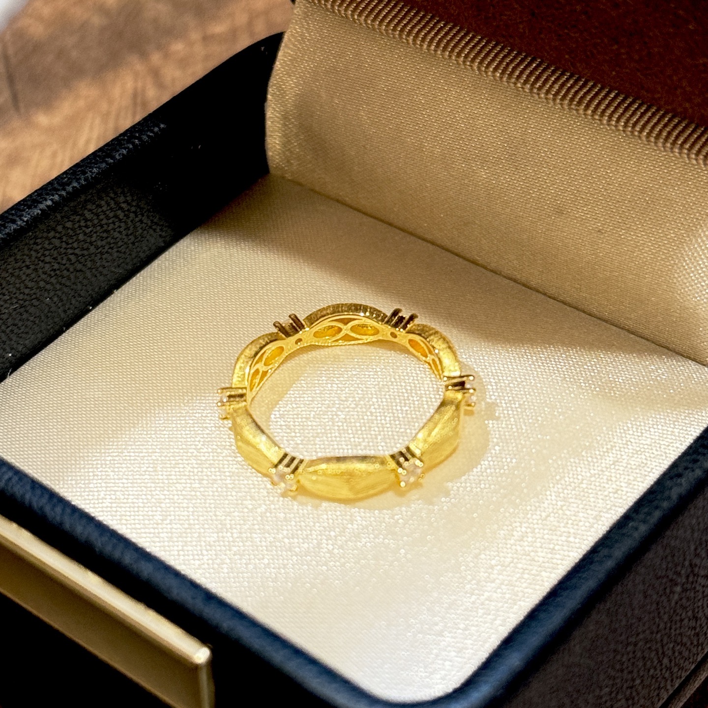 A5473 👑爆款 经典 简约 💎 单钻 拉丝 戒指💍 做的细腻拉丝，有绸缎的光泽感。 叠戴效果 yyd