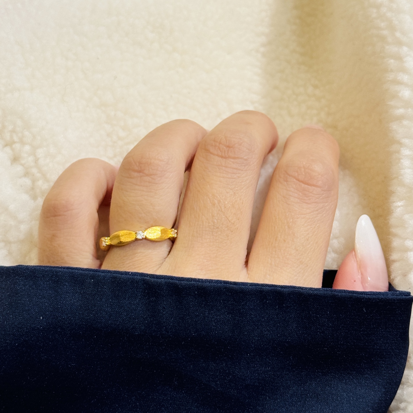 A5473 👑爆款 经典 简约 💎 单钻 拉丝 戒指💍 做的细腻拉丝，有绸缎的光泽感。 叠戴效果 yyd