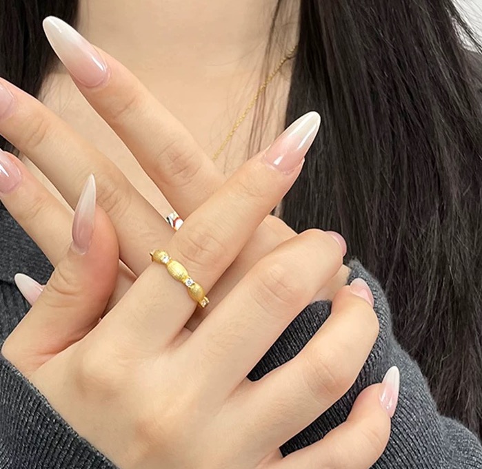 A5473 👑爆款 经典 简约 💎 单钻 拉丝 戒指💍 做的细腻拉丝，有绸缎的光泽感。 叠戴效果 yyd