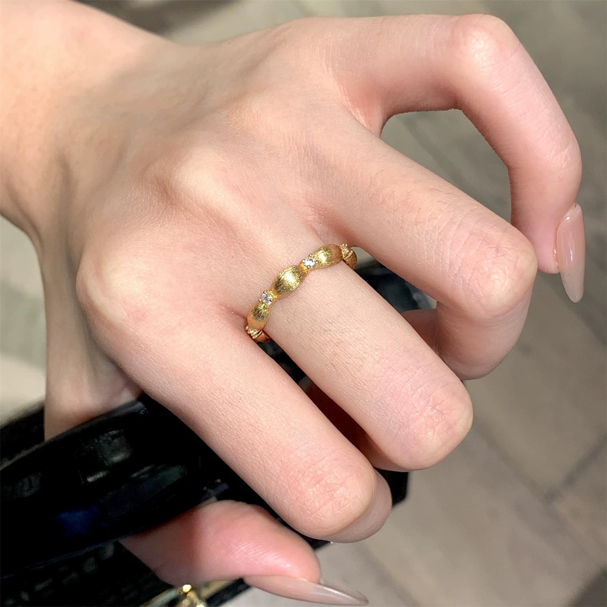 A5473 👑爆款 经典 简约 💎 单钻 拉丝 戒指💍 做的细腻拉丝，有绸缎的光泽感。 叠戴效果 yyd