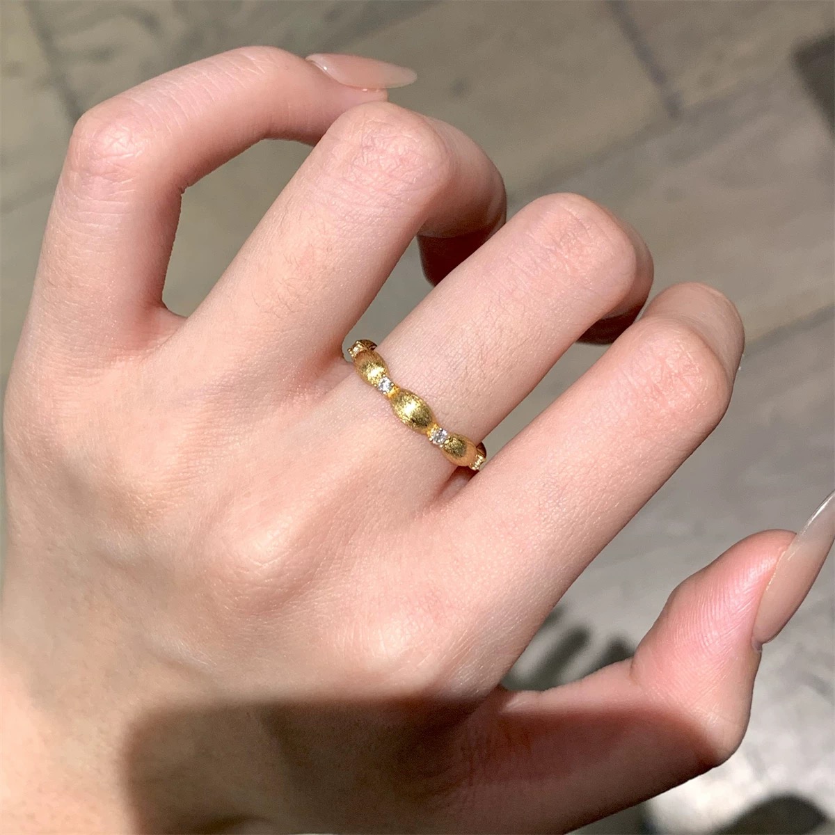 A5473 👑爆款 经典 简约 💎 单钻 拉丝 戒指💍 做的细腻拉丝，有绸缎的光泽感。 叠戴效果 yyd