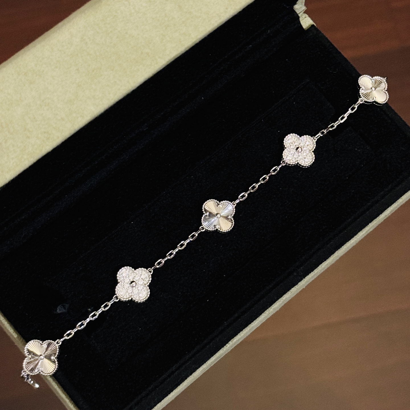 NO:106293,Five-flower laser full diamond bracelet, thick chain, heavy-duty building, making each bracelet full of touch, very high-quality, special flash bracelet, jewelry quality, bracelet19860909五花 镭射 满钻 手链 换粗链条 重工打造 使得每个手链手感十足 非常有质量 特别闪 手链,饰品精品,bracelet,Jewelry