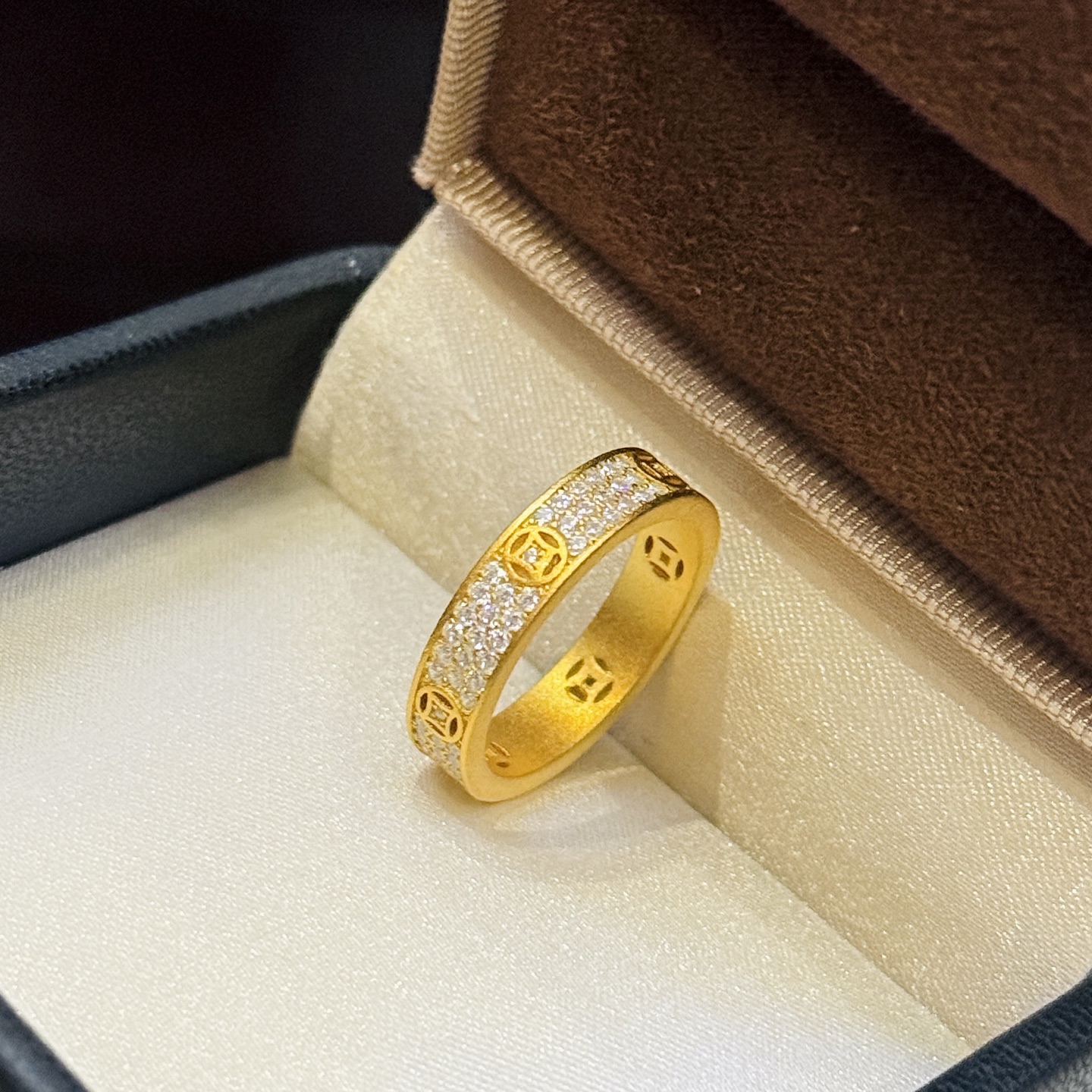 A5588 👑 古法黄金工艺 新品 招财 铜钱 磨砂 三排钻戒指 细节超级在线别特适合日常佩戴 喜欢的小