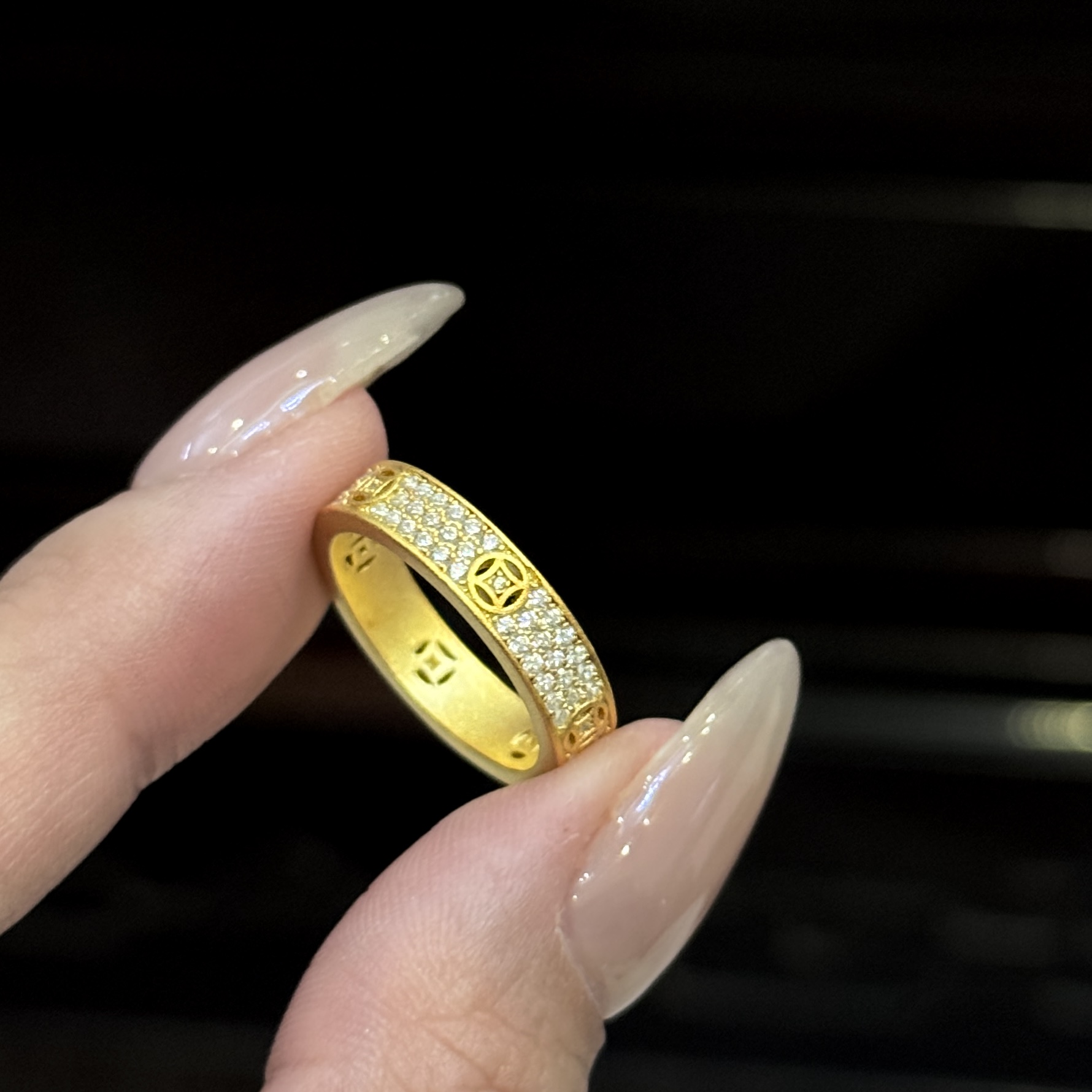 A5588 👑 古法黄金工艺 新品 招财 铜钱 磨砂 三排钻戒指 细节超级在线别特适合日常佩戴 喜欢的小