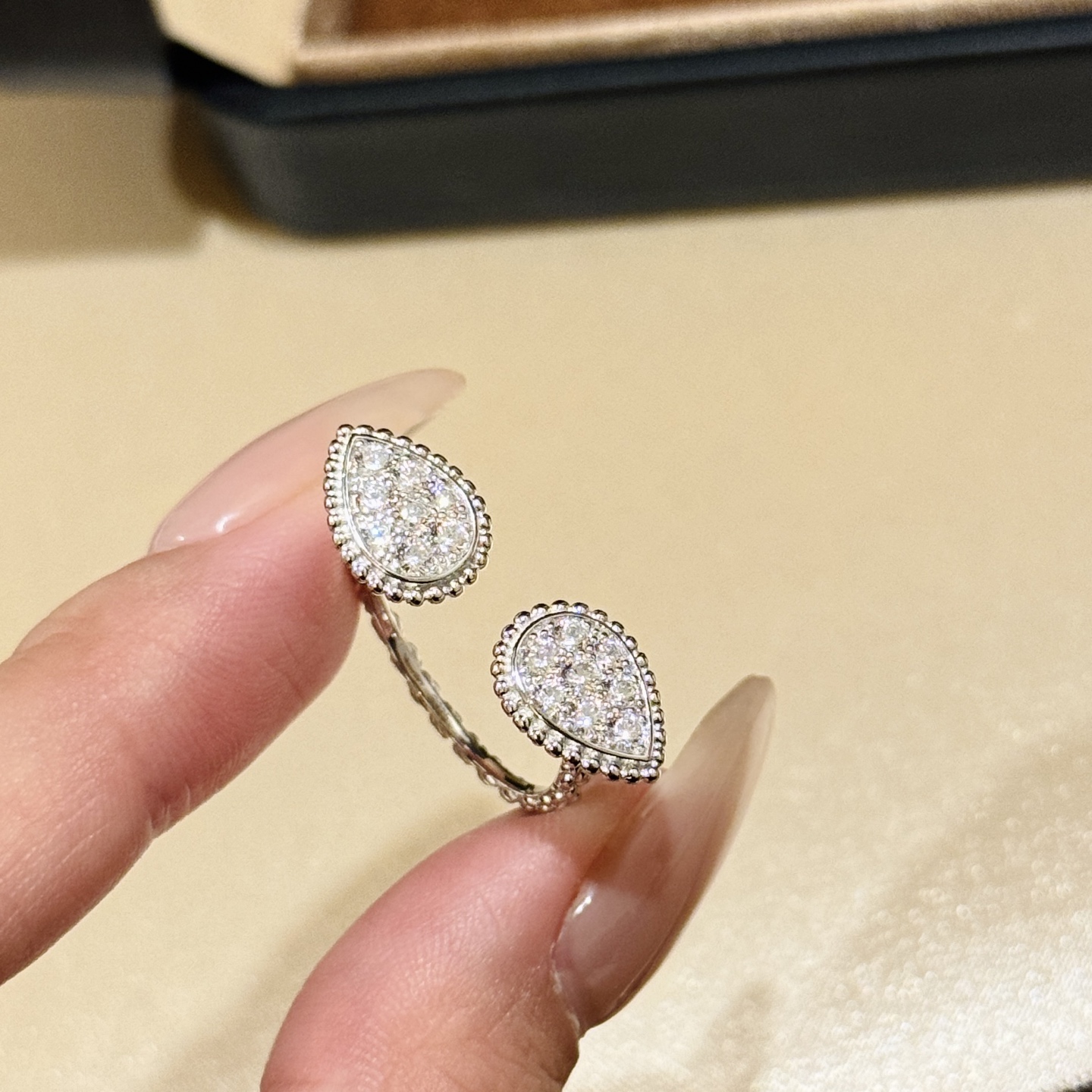 
A5661 👑宝狮龙 新款 水滴 麦穗 开口戒指 充满几何美感💌专为充满时尚感的量身打造，彰显个人搭配