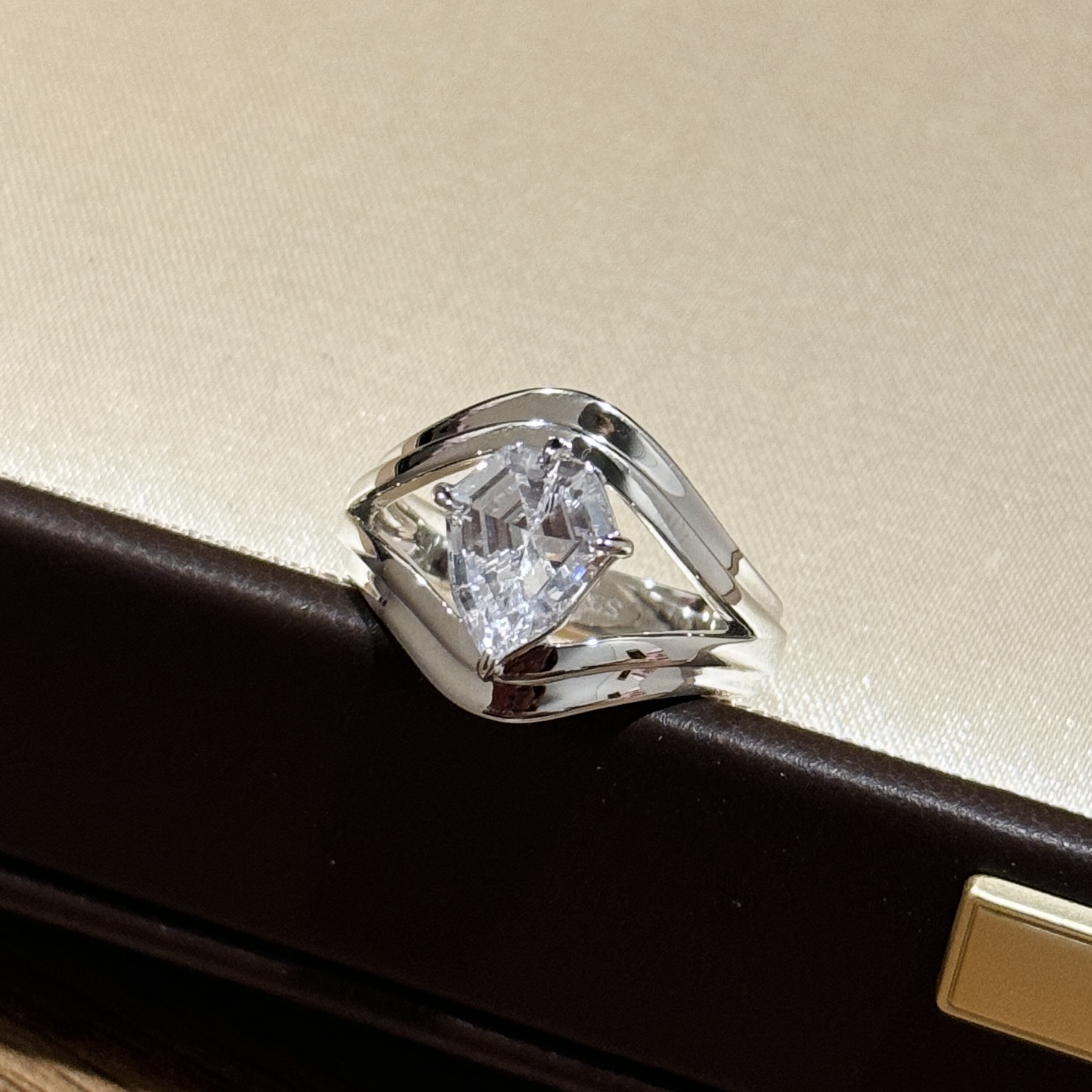 
A4215  👑 轻奢🌹几何💎异形钻 环绕光面戒指 S925纯银异形钻石珠宝首饰💗高定异形钻💖高级感 