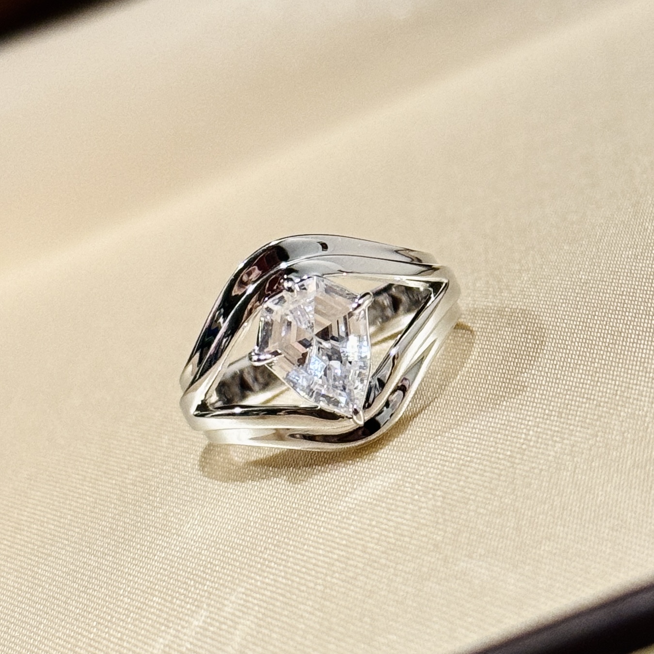 
A4215  👑 轻奢🌹几何💎异形钻 环绕光面戒指 S925纯银异形钻石珠宝首饰💗高定异形钻💖高级感 