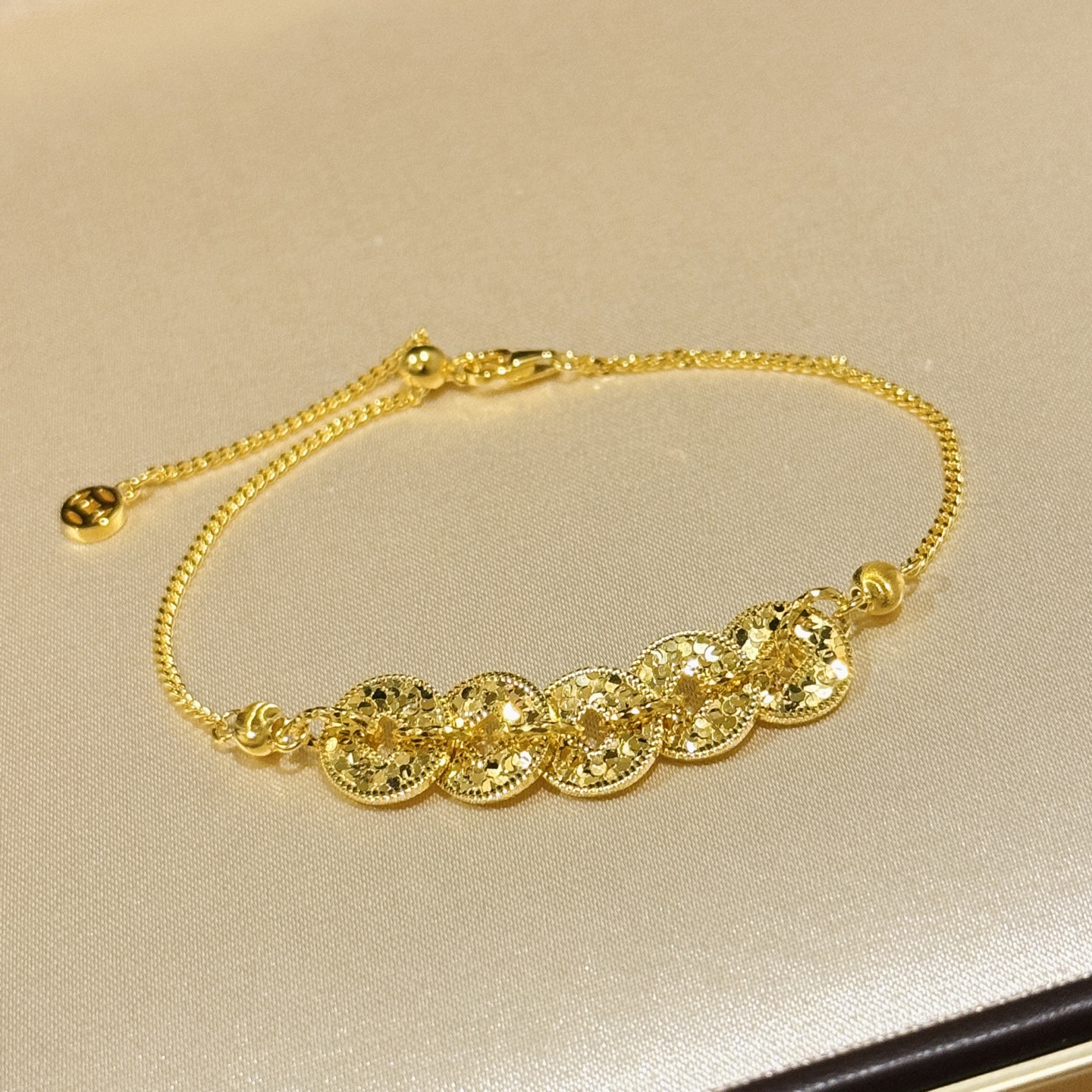 
A5621 👑 古法黄金工艺 《财源滚滚》新中式碎碎冰古法黄金五帝钱手链高级感拉伸可调节 通体S925
