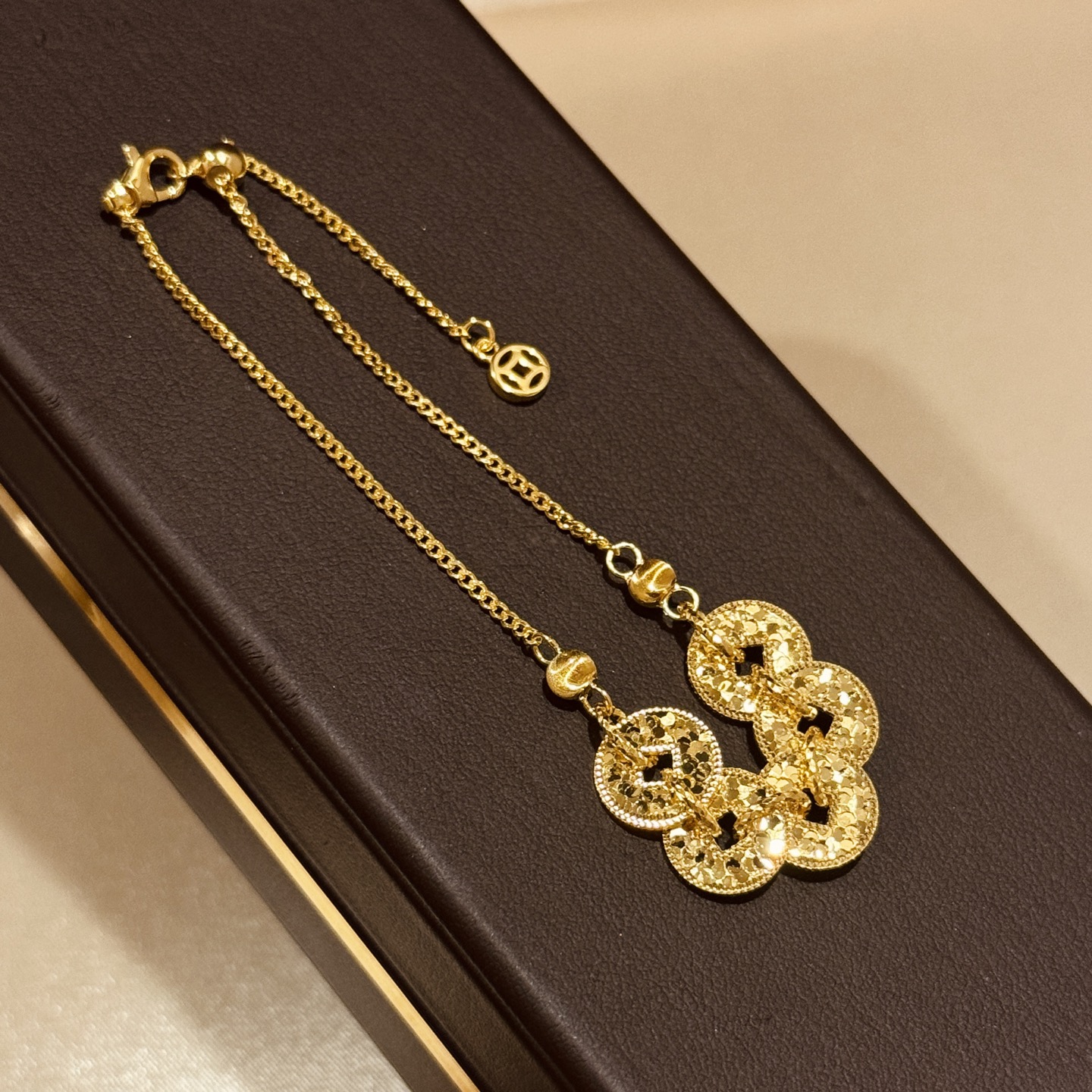
A5621 👑 古法黄金工艺 《财源滚滚》新中式碎碎冰古法黄金五帝钱手链高级感拉伸可调节 通体S925