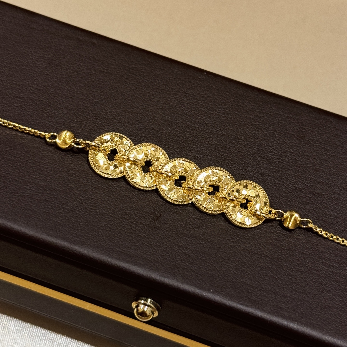 
A5621 👑 古法黄金工艺 《财源滚滚》新中式碎碎冰古法黄金五帝钱手链高级感拉伸可调节 通体S925