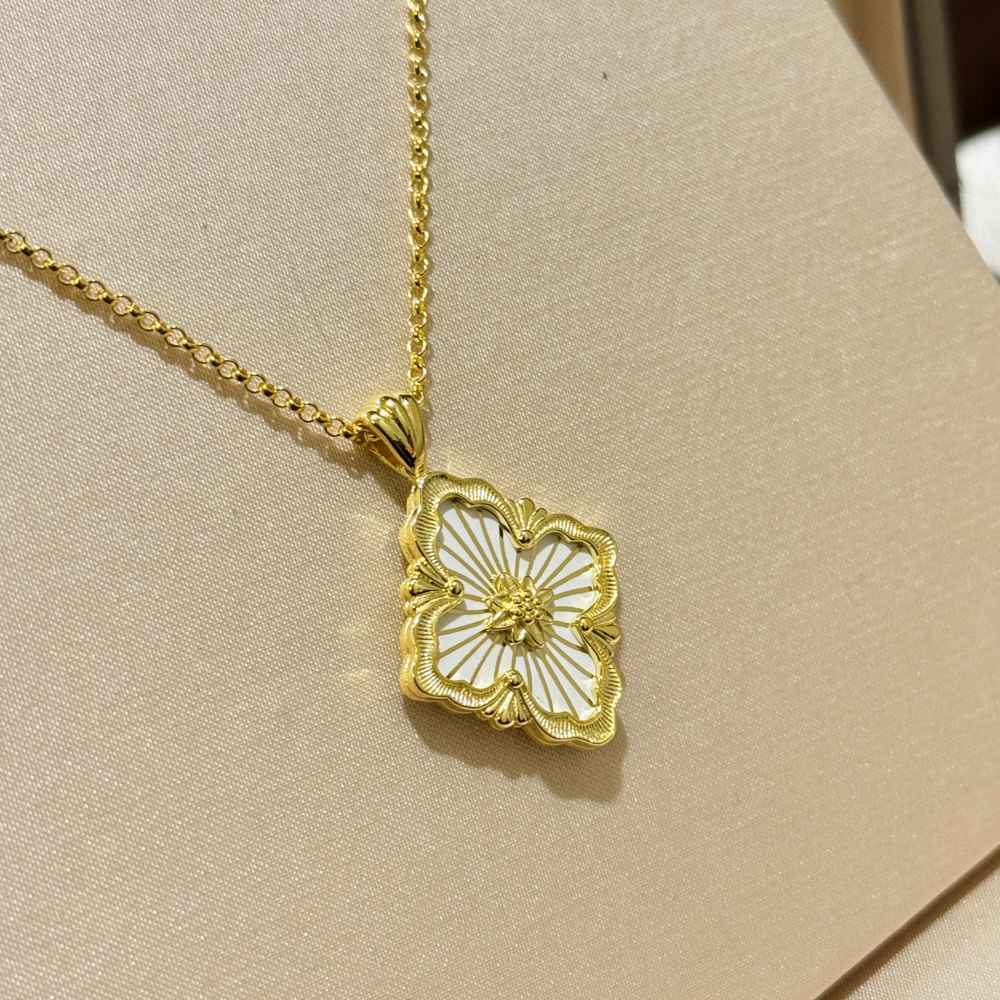
A5552 👑布契风 复古歌剧院布契风中古风 白贝母 四叶草 大号项链 白金色镂空设计 高级意大利宫庭