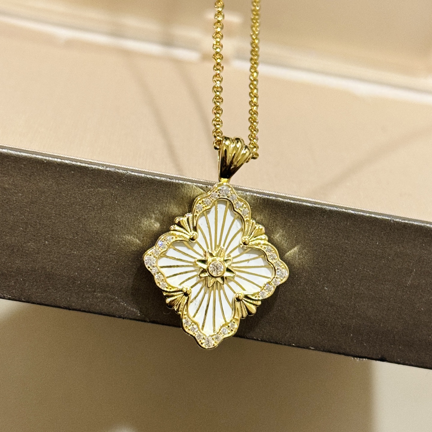 
A5552 👑布契风 复古歌剧院布契风中古风 白贝母 四叶草 大号项链 白金色镂空设计 高级意大利宫庭