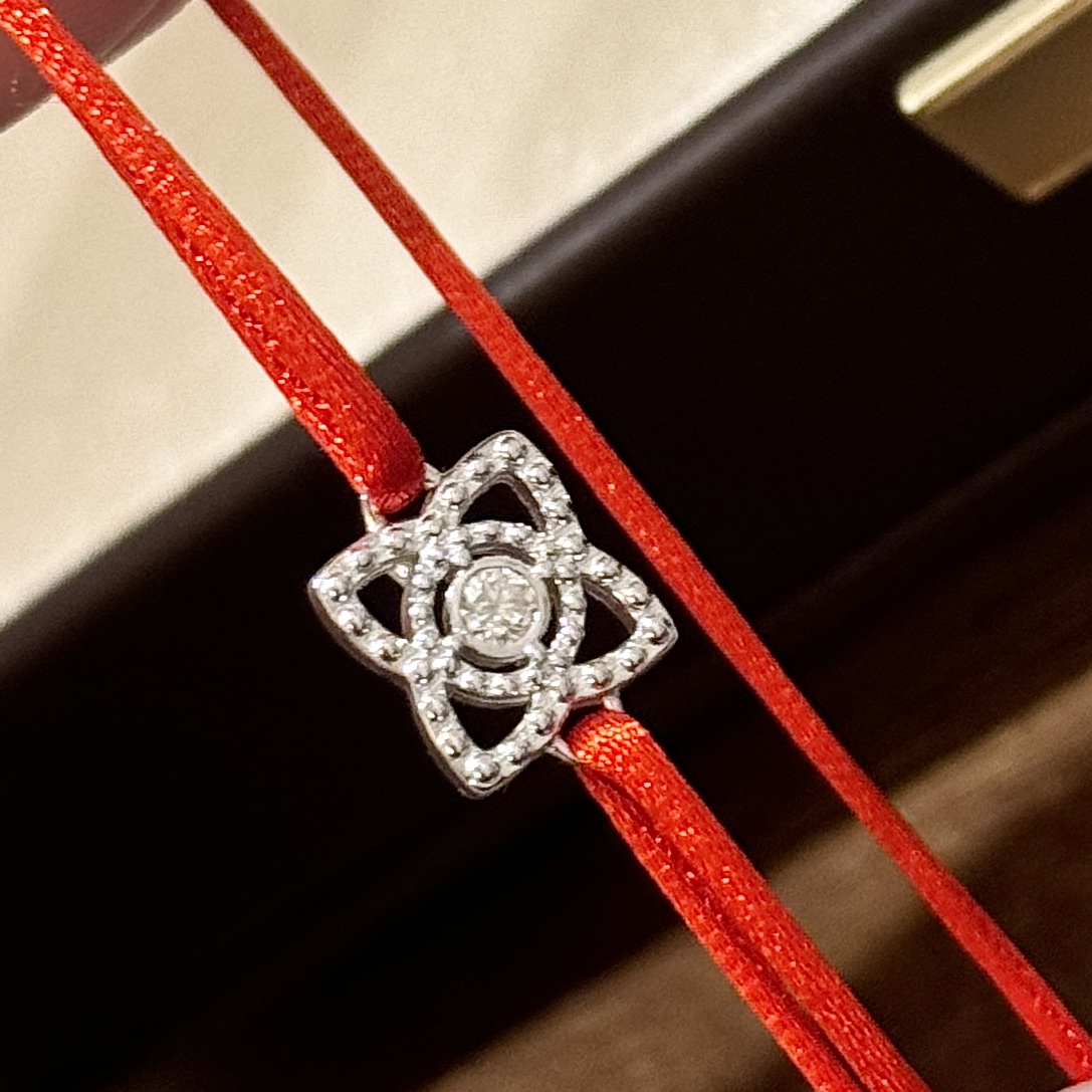  
A5707 👑新年红 各明星同款时尚【莫桑钻】de家 莲花 红绳手链 出淤泥而不染的莲花 高端925
