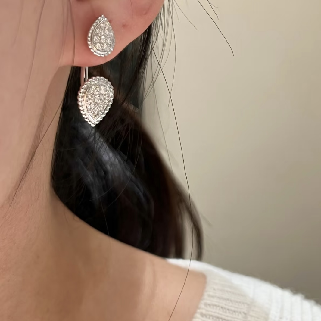 
A5630 👑宝狮龙 新款 水滴 麦穗 耳钉 充满几何美感💌专为充满时尚感的量身打造，彰显个人搭配风格