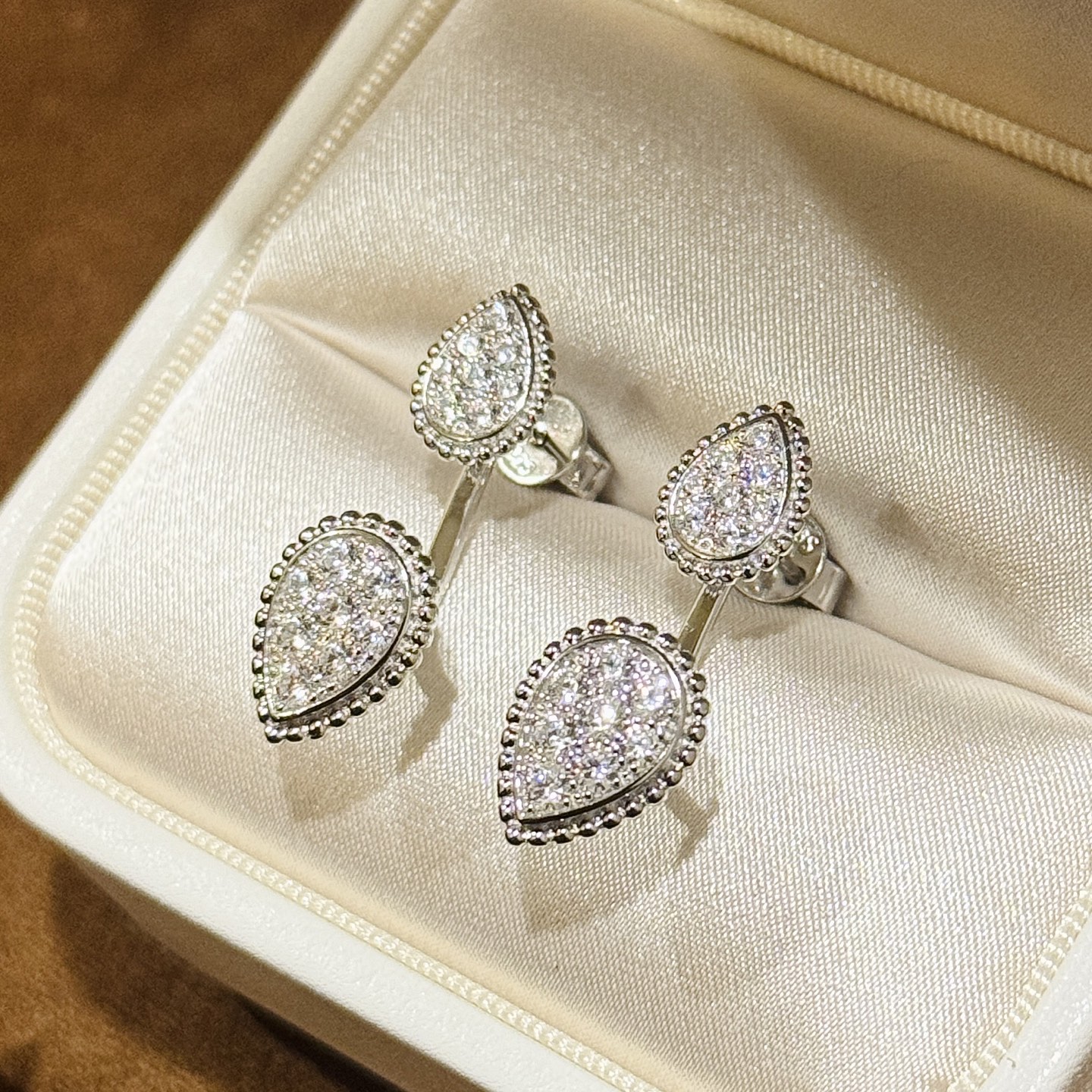 
A5630 👑宝狮龙 新款 水滴 麦穗 耳钉 充满几何美感💌专为充满时尚感的量身打造，彰显个人搭配风格