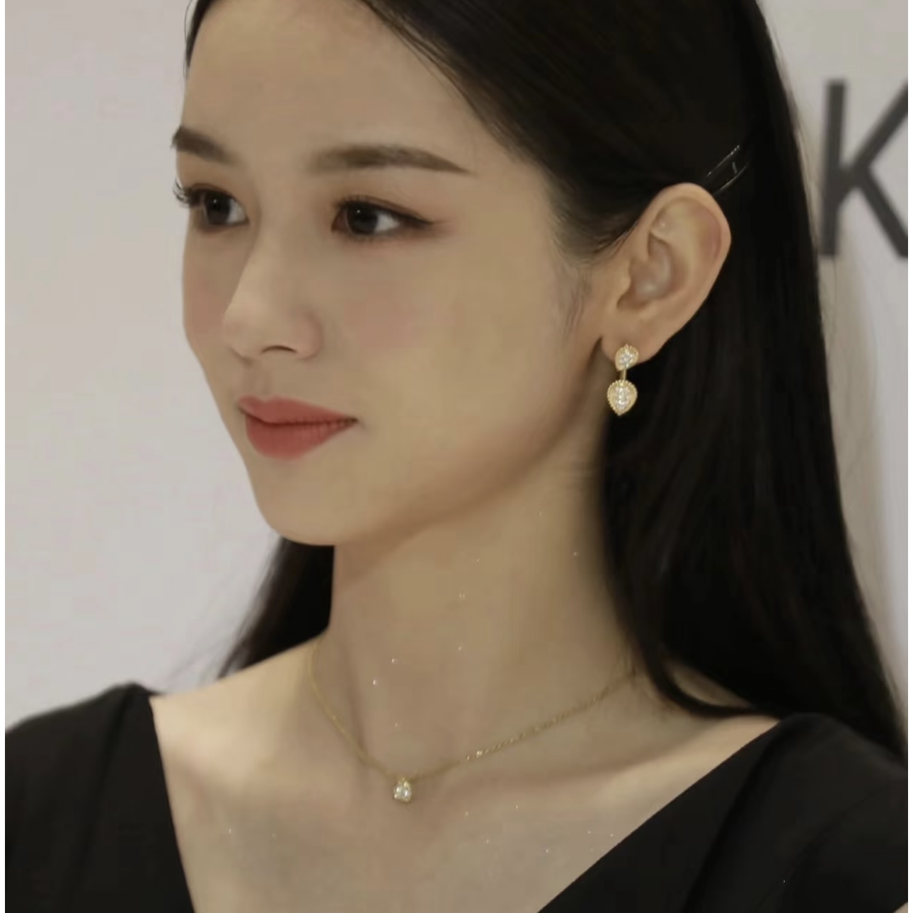 
A5630 👑宝狮龙 新款 水滴 麦穗 耳钉 充满几何美感💌专为充满时尚感的量身打造，彰显个人搭配风格