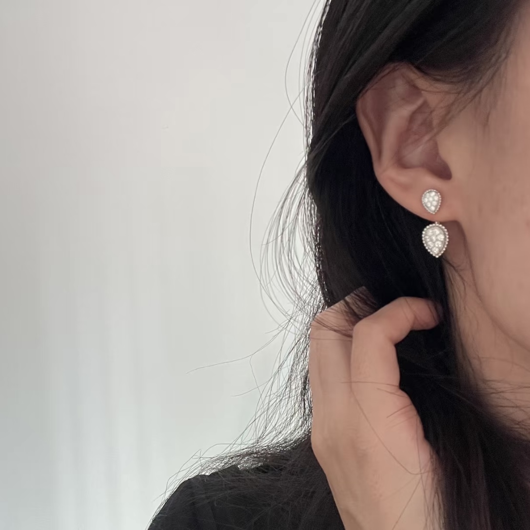 
A5630 👑宝狮龙 新款 水滴 麦穗 耳钉 充满几何美感💌专为充满时尚感的量身打造，彰显个人搭配风格