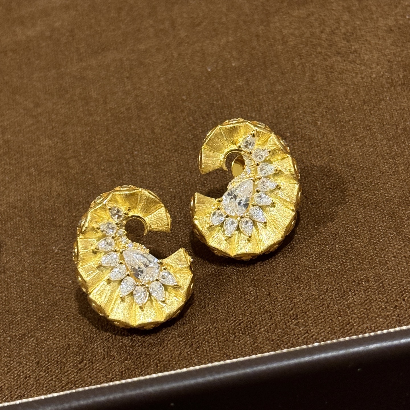 
A5683 👑 古法黄金工艺 拉丝磨砂 裙摆 水滴钻 黄金耳钉 通体纯银镶嵌AAAAA级高碳钻 个性时