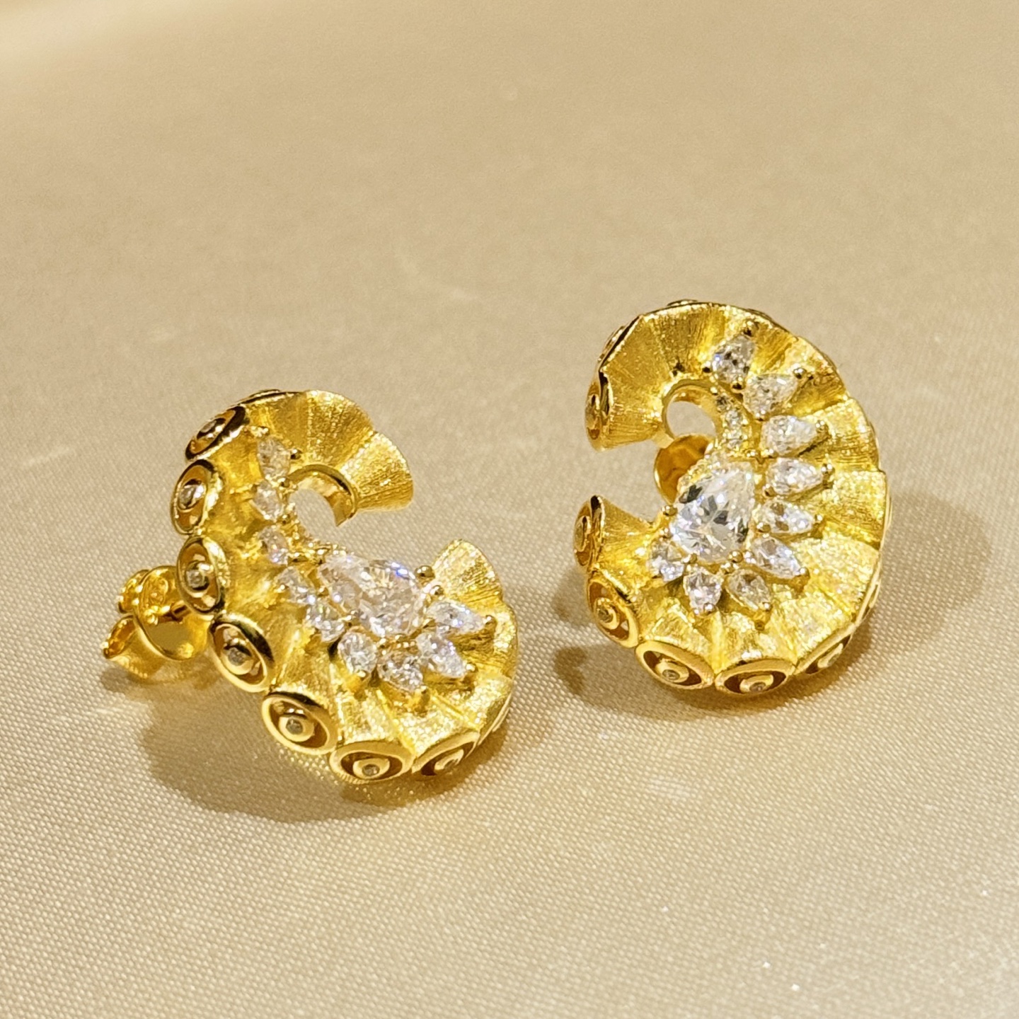
A5683 👑 古法黄金工艺 拉丝磨砂 裙摆 水滴钻 黄金耳钉 通体纯银镶嵌AAAAA级高碳钻 个性时