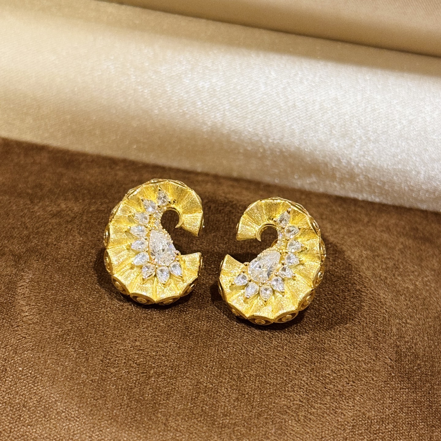 
A5683 👑 古法黄金工艺 拉丝磨砂 裙摆 水滴钻 黄金耳钉 通体纯银镶嵌AAAAA级高碳钻 个性时