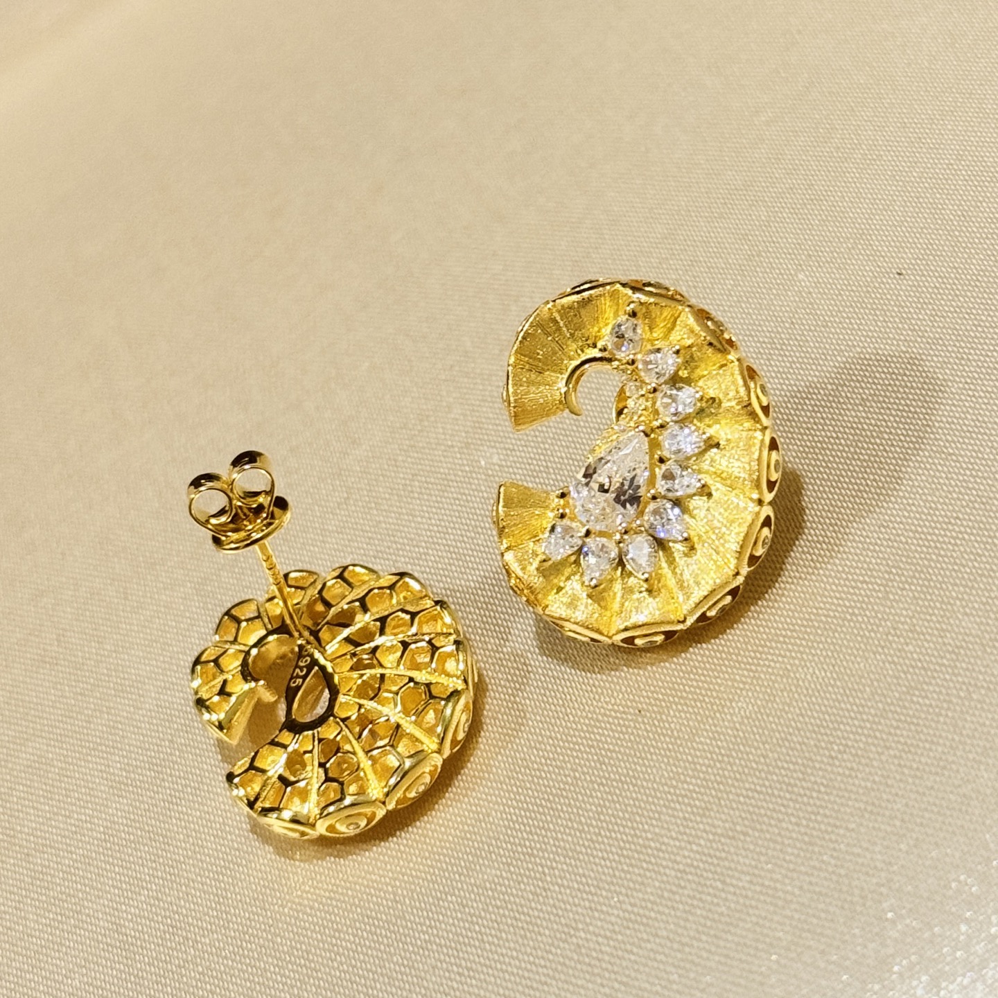 
A5683 👑 古法黄金工艺 拉丝磨砂 裙摆 水滴钻 黄金耳钉 通体纯银镶嵌AAAAA级高碳钻 个性时