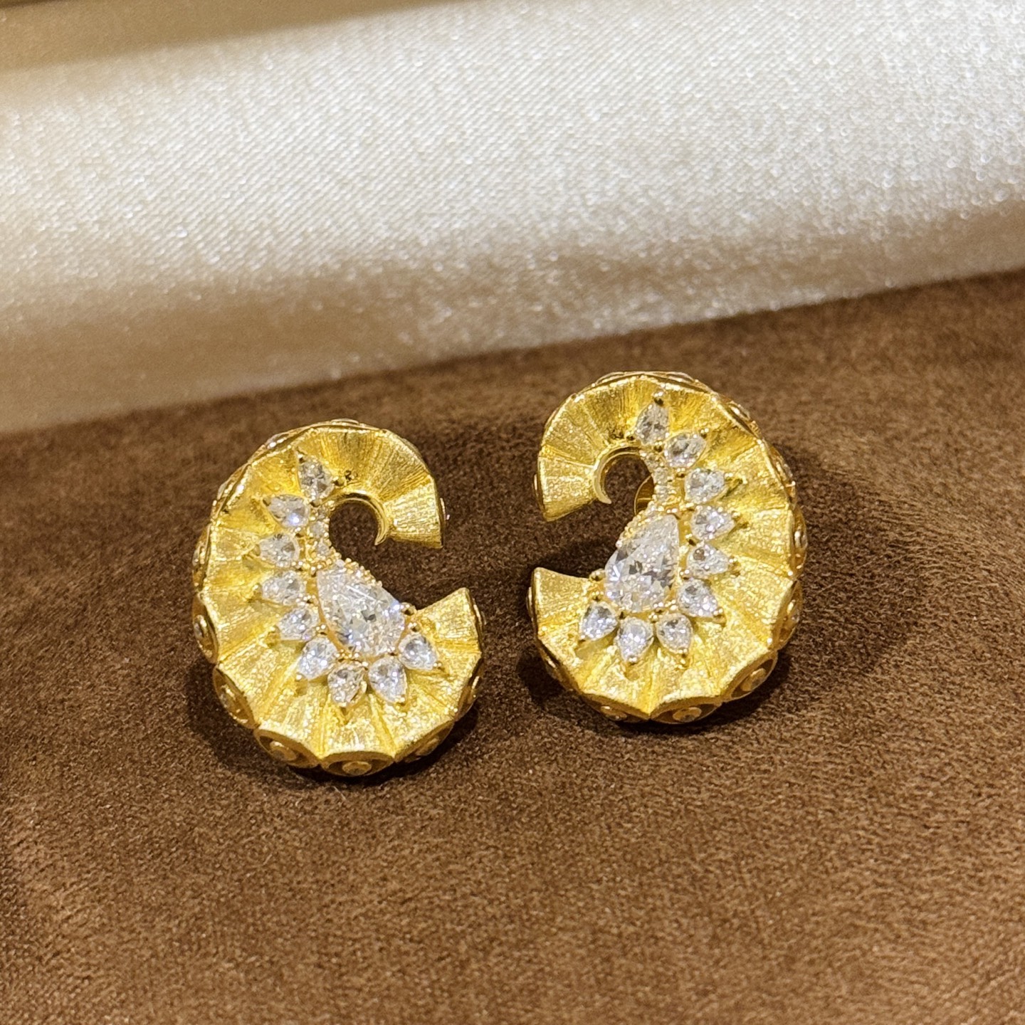 
A5683 👑 古法黄金工艺 拉丝磨砂 裙摆 水滴钻 黄金耳钉 通体纯银镶嵌AAAAA级高碳钻 个性时