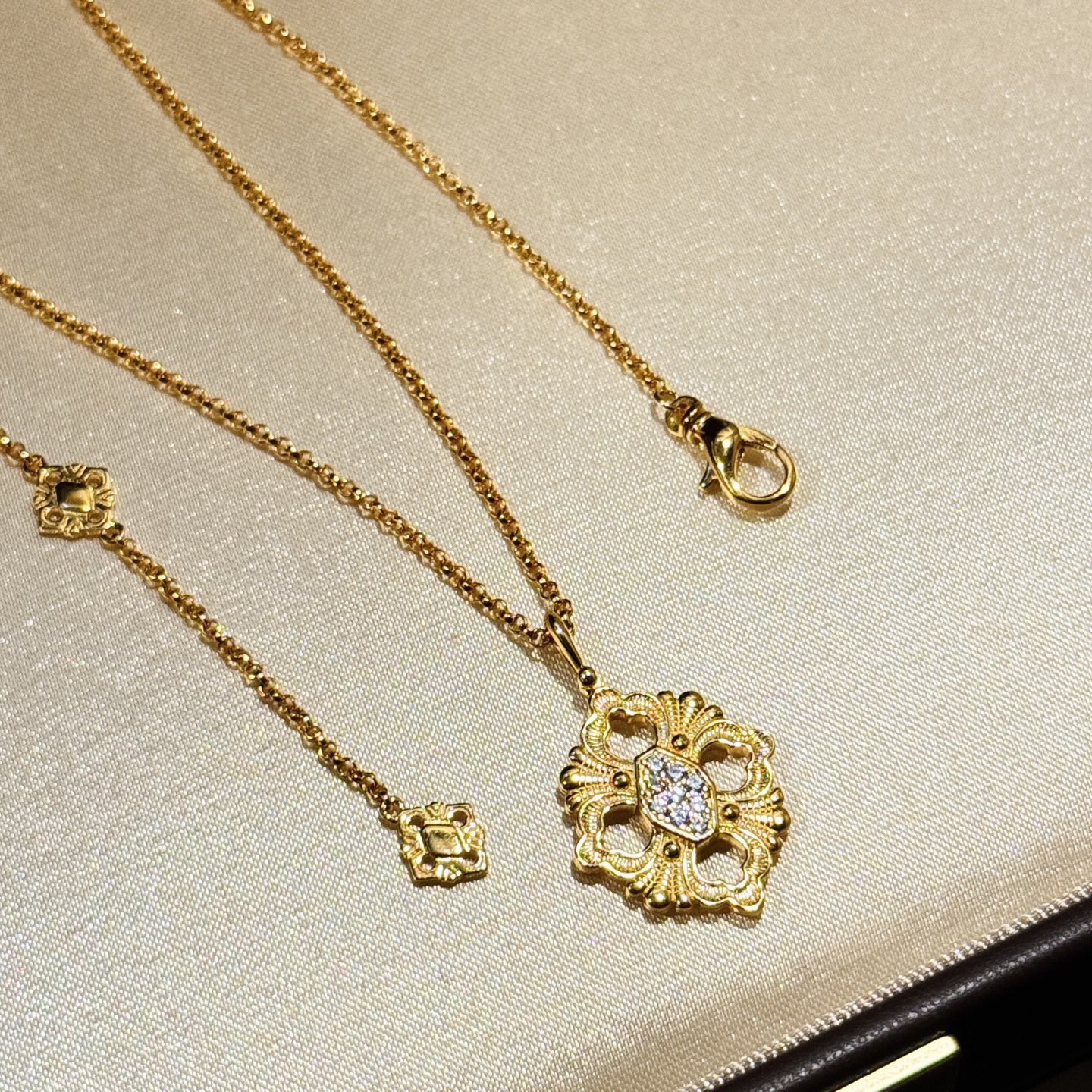 
A5118  👑布契拉提 新款 复古歌剧院布契风中古风 四叶草 项链 白金色镂空设计 高级意大利宫庭风