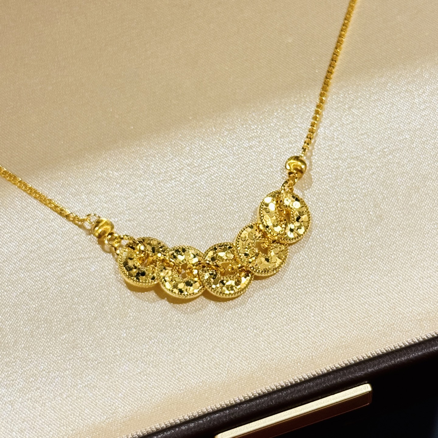 
A5699 👑 古法黄金工艺 《财源滚滚》新中式碎碎冰古法黄金五帝钱 铜钱项链 高级感拉伸可调节 通体