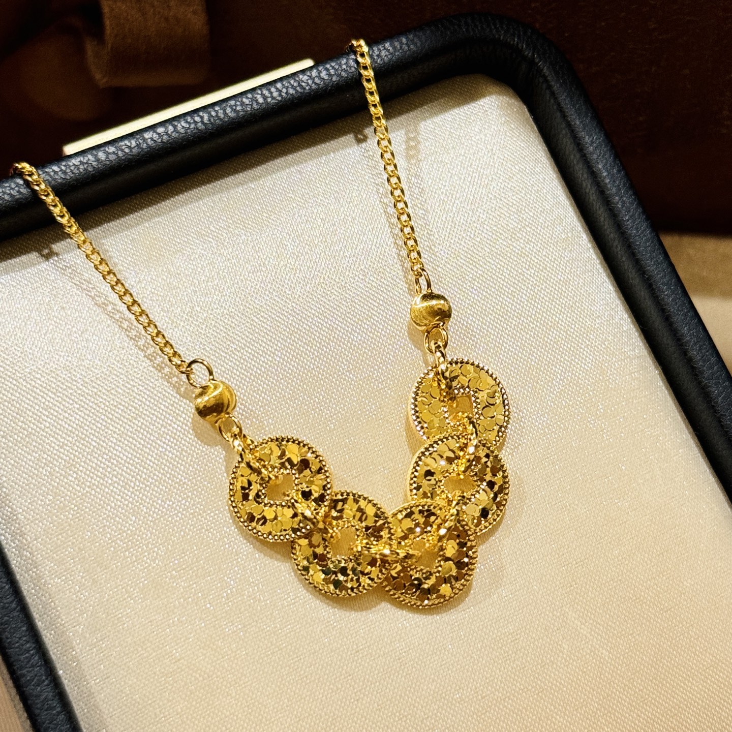 
A5699 👑 古法黄金工艺 《财源滚滚》新中式碎碎冰古法黄金五帝钱 铜钱项链 高级感拉伸可调节 通体