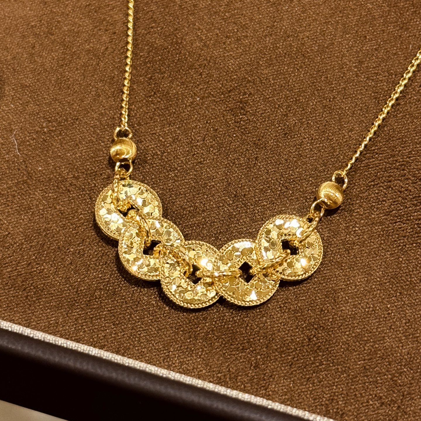 
A5699 👑 古法黄金工艺 《财源滚滚》新中式碎碎冰古法黄金五帝钱 铜钱项链 高级感拉伸可调节 通体