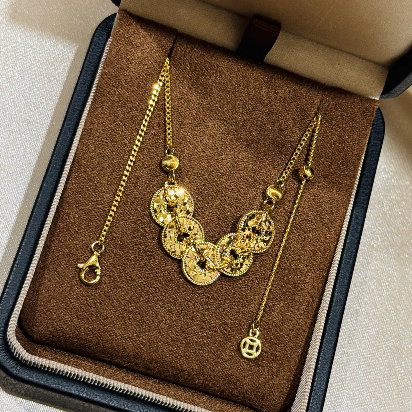 
A5699 👑 古法黄金工艺 《财源滚滚》新中式碎碎冰古法黄金五帝钱 铜钱项链 高级感拉伸可调节 通体