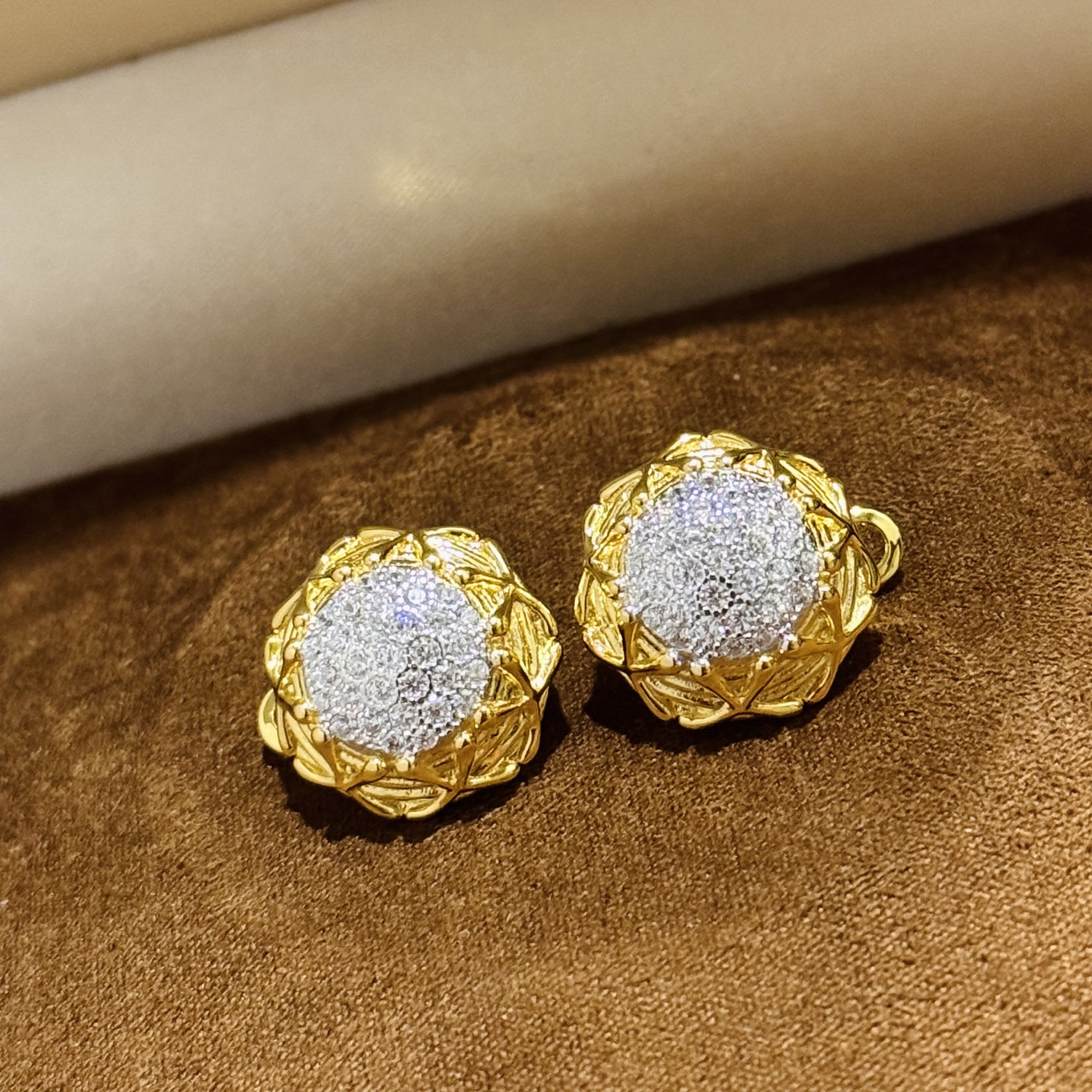 
A1655 👑 T家 高级珠宝  太阳花 花朵 满钻 钻石耳拍 各大明星同款 栩栩如生，精工的切割 高