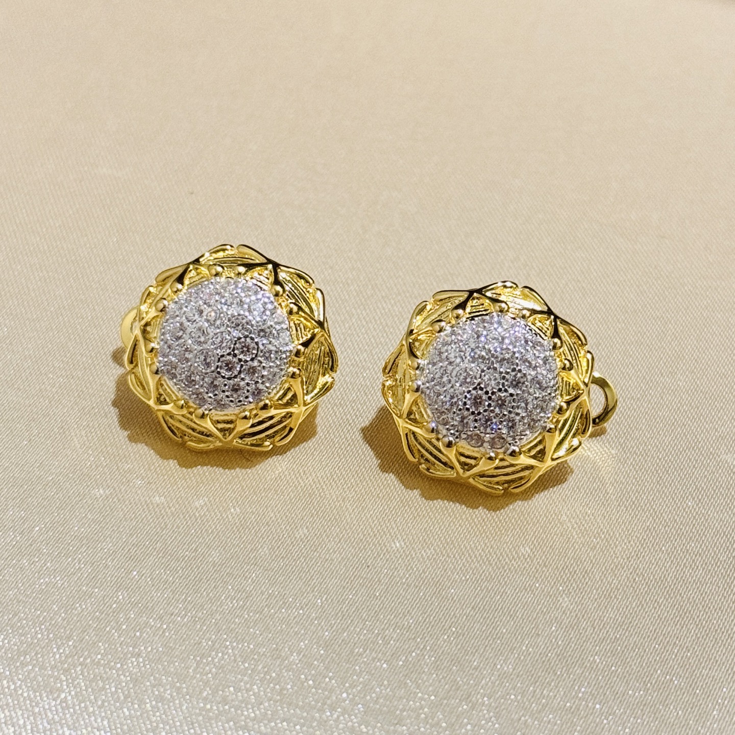 
A1655 👑 T家 高级珠宝  太阳花 花朵 满钻 钻石耳拍 各大明星同款 栩栩如生，精工的切割 高