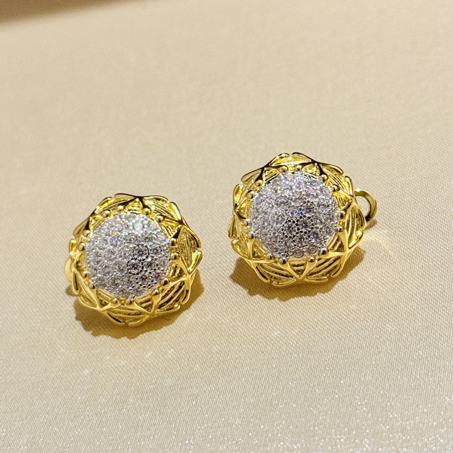 
A1655 👑 T家 高级珠宝  太阳花 花朵 满钻 钻石耳拍 各大明星同款 栩栩如生，精工的切割 高