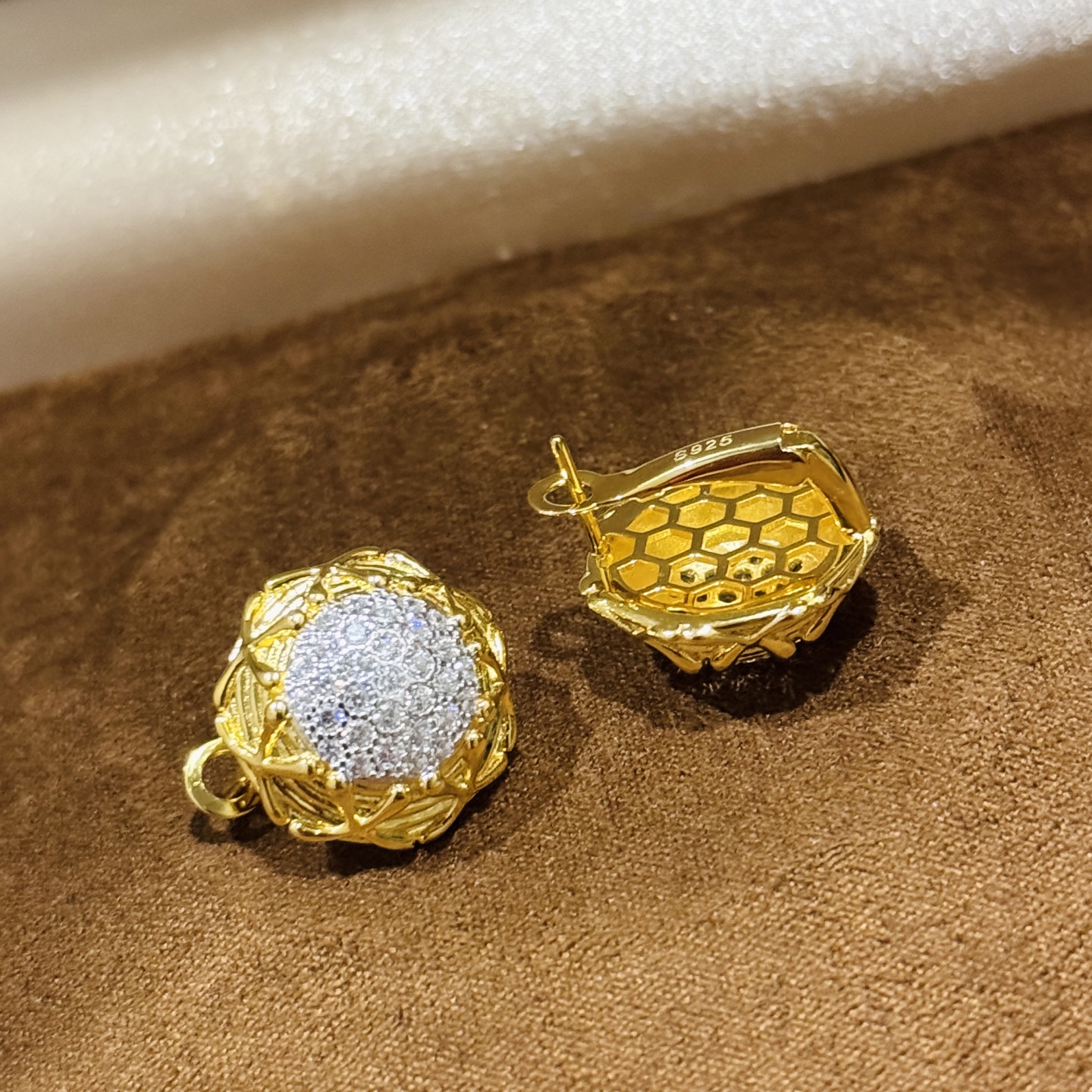 
A1655 👑 T家 高级珠宝  太阳花 花朵 满钻 钻石耳拍 各大明星同款 栩栩如生，精工的切割 高