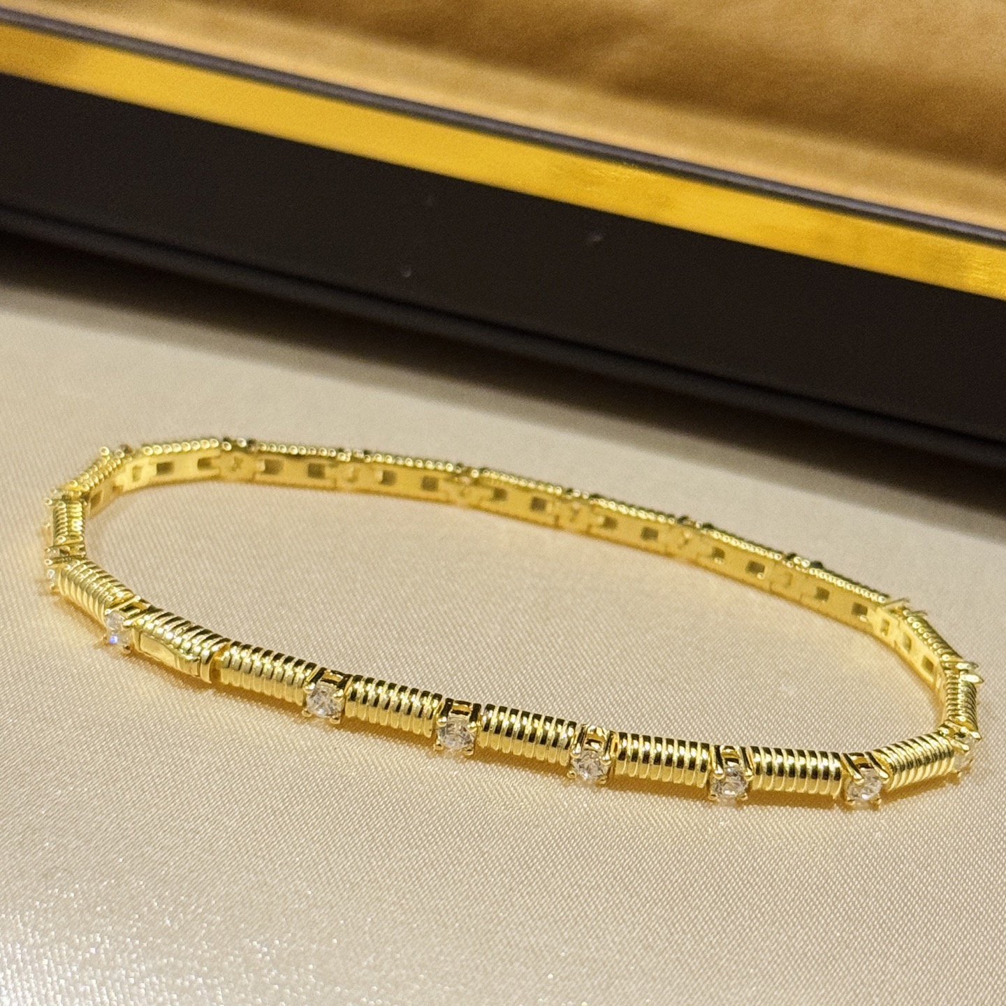 
A4390  👑猛吹的INS风～又飒又酷的金属+钻石组合  弹簧 单钻 手链 年轻时尚又兼具着珠宝感。