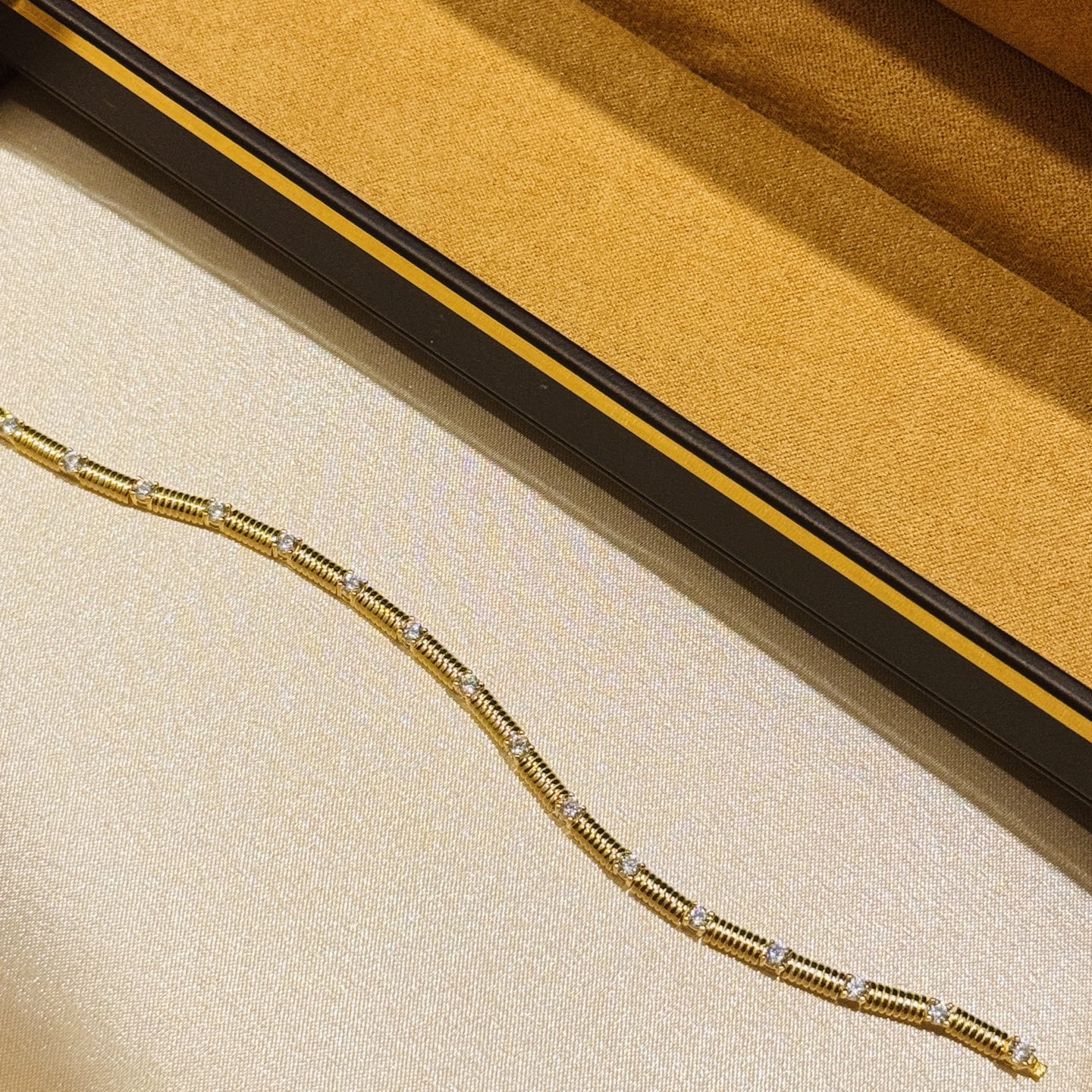 
A4390  👑猛吹的INS风～又飒又酷的金属+钻石组合  弹簧 单钻 手链 年轻时尚又兼具着珠宝感。